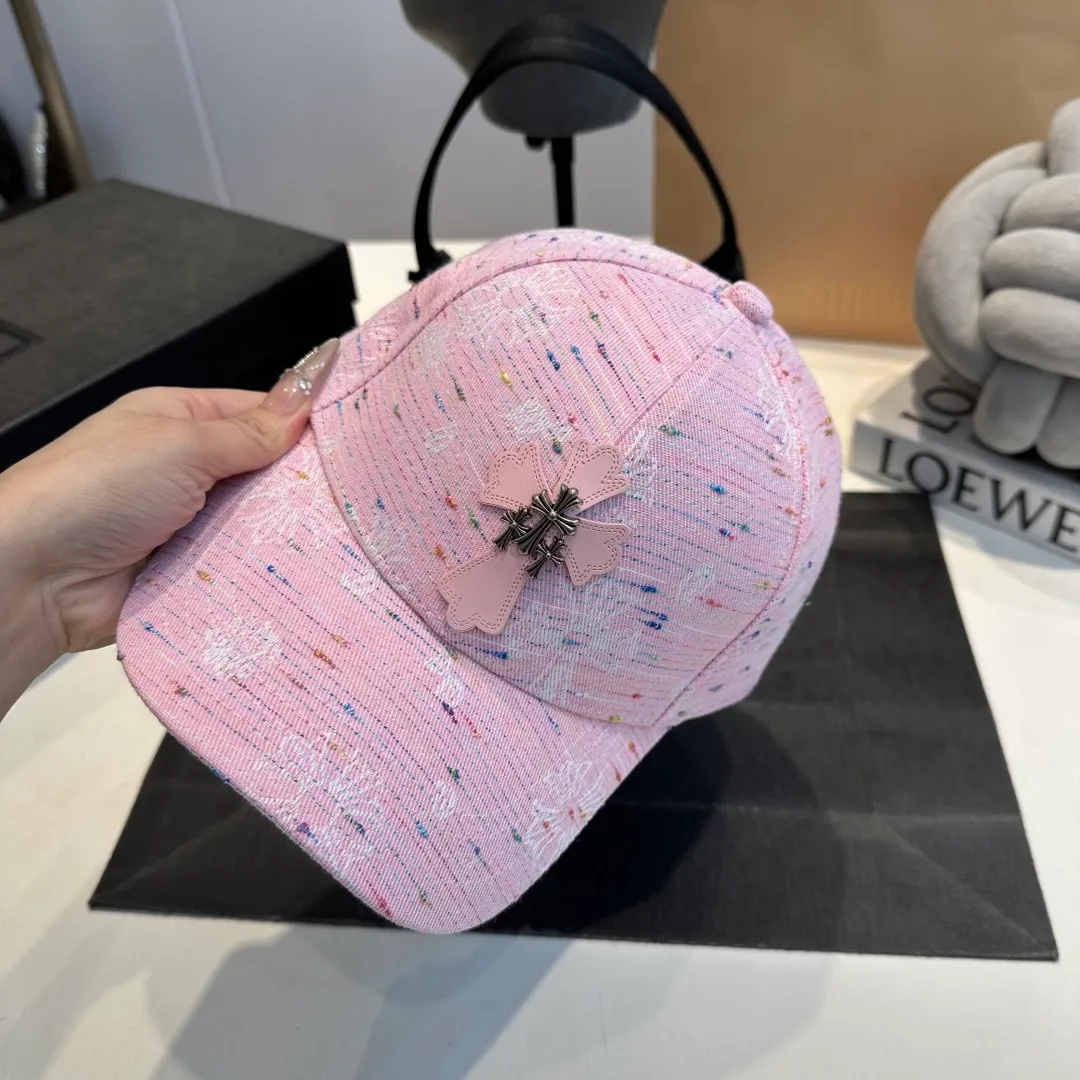 P56 Crow Heart 🆕🆕New baseball cap, personalized fashion classic cross logo, casual with a cool feeling, unisex style, same style for men and women! Very easy to match! Head circumference: 56-58cm is available